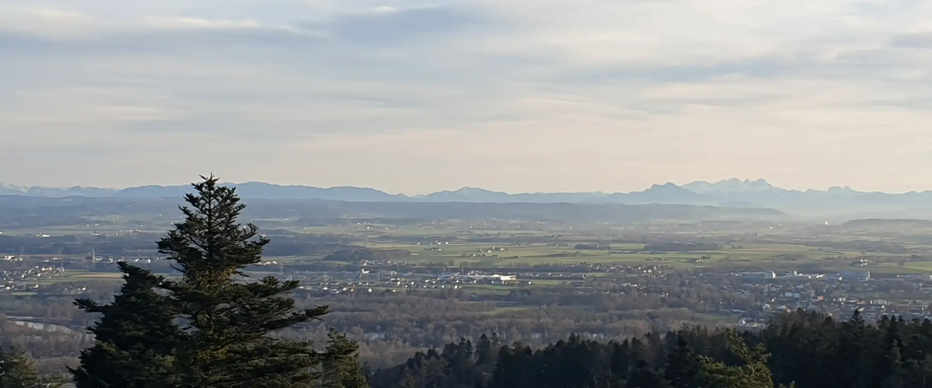 Blick über das niederbayerische Hügelland bis zu den Alpen